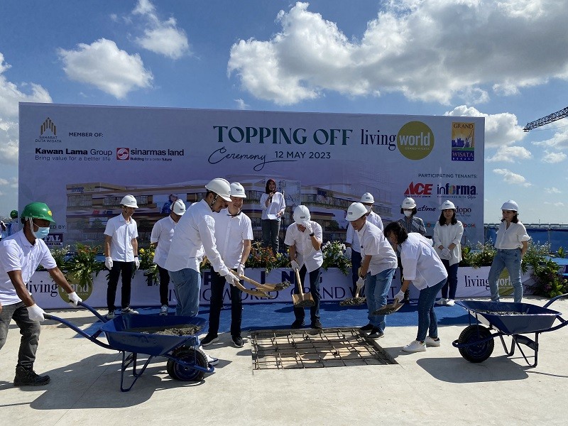 Living World Grand Wisata Topping Off, Targetkan Beroperasi Kuartal I-2024. (Foto: Kawan Lama/Sinarmas Land)
