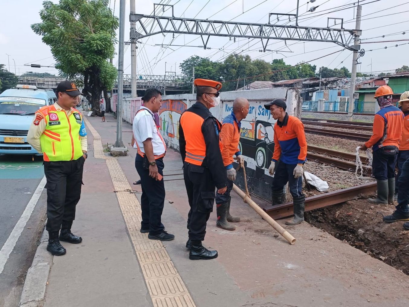 KAI Tutup 8 Titik Perlintasan Liar di Ruas Jatinegara-Bekasi hingga Mei 2023. (Foto: MNC Media)