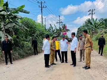 Setelah Lampung, Jokowi Pantau Banyaknya Jalan Rusak di Jambi (FOTO: Ist)