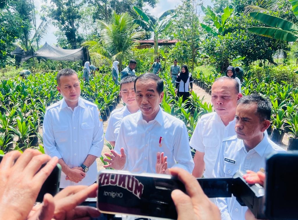 Jokowi: Jalur Logistik dan Jalan Produksi Jangan Sampai Rusak Parah. (Foto: Biro Pers Setpres)