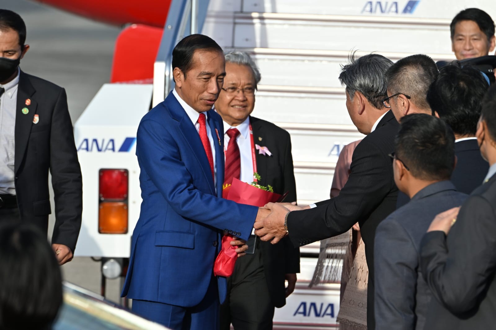 Jokowi Tiba di Hiroshima, Disambut Langsung Dubes Jepang Heri Akhmadi. (Foto: Photo Pooling G7 Jepang 2023)