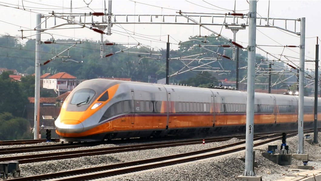 Luhut Siapkan Operasional Kereta Cepat Jakarta-Bandung di Agustus 2023 (FOTO:MNC Media)