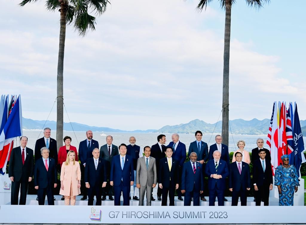 Foto KTT G7, Jokowi Barisan Paling Depan Diapit PM Jepang dan Presiden Korsel (FOTO: Setpres)