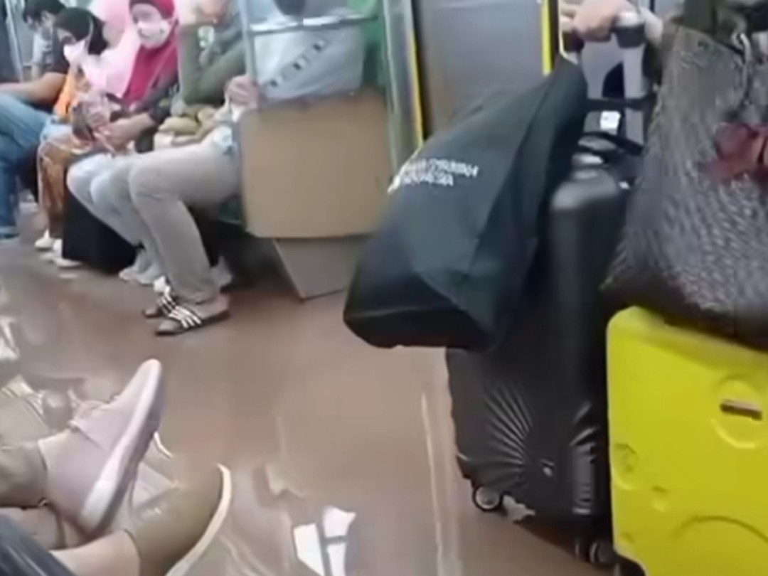 Hujan Deras, Ada Genangan Air di Bagian Dalam KRL. (Foto: MNC Media)