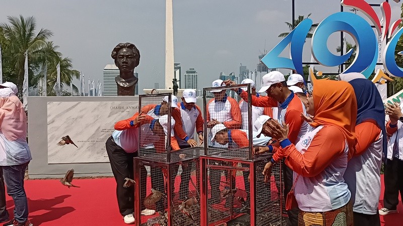 Sambut HUT ke-496 DKI Jakarta, Pemprov Lepas Ratusan Burung dan Belasan Pohon. (Foto: MNC Media)