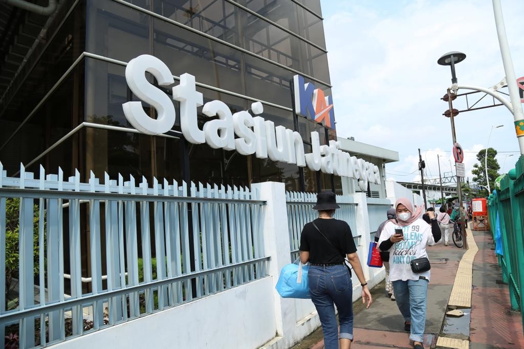 Sembilan KA Jarak Jauh Berhenti di Stasiun Jatinegara Imbas HUT Bhayangkara. (Foto Istimewa)