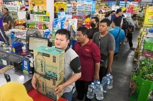 Viral Masyarakat Malaysia Panic Buying Air Minum Kemasan, Begini Kondisi di Indonesia. (Foto: MNC Media)