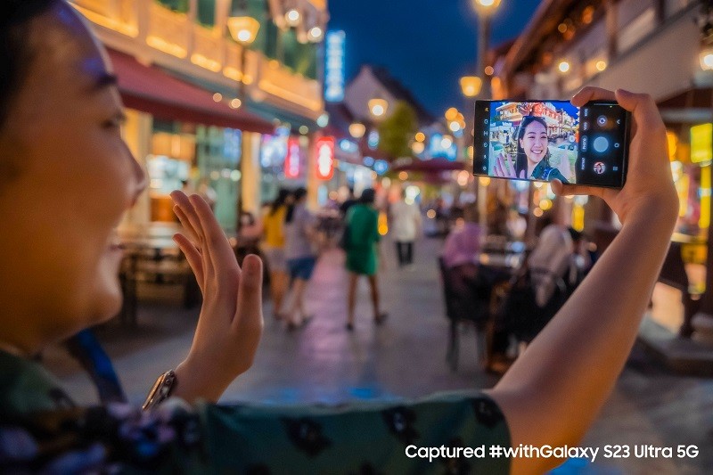 Kemampuan Nightography pada S23 Ultra 5G Membuat Hasil Foto Selfie Selama Liburan Menjadi Epic Meskipun di Malam Hari. (Foto: Dok Samsung)