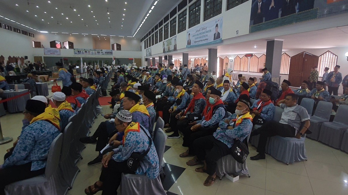 Ratusan Calon Jamaah Haji Kloter Pertama Padati Embarkasi Jakarta, Antusiasme Tak Terbendung. (Foto M Farhan/MPI)