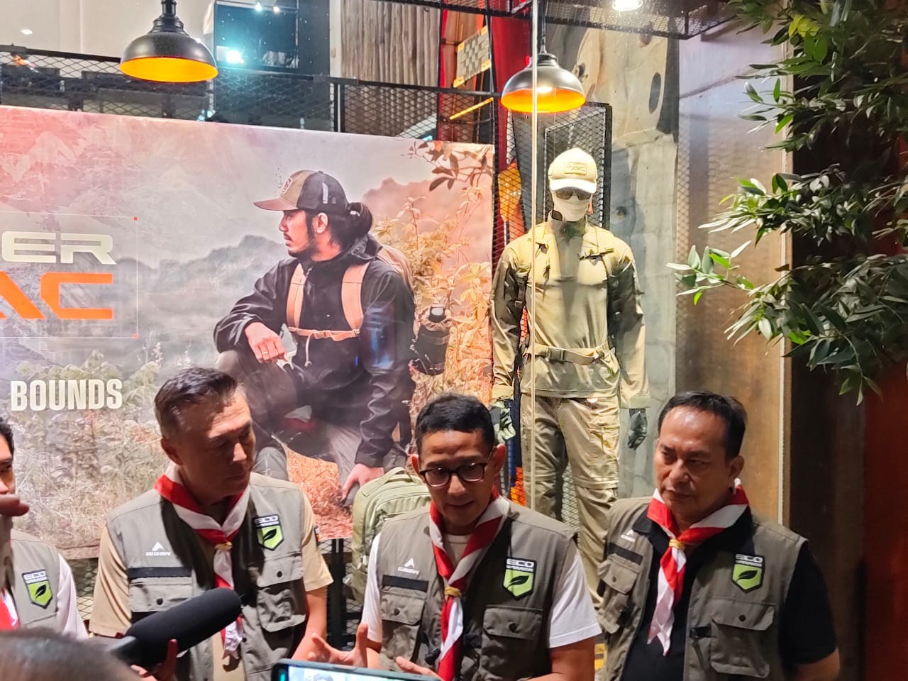 Berkunjung ke Eiger Factory Store, Sandiaga Uno Dorong Brand Lokal Mendunia. (Foto: Agung Bakti/MNC Media)