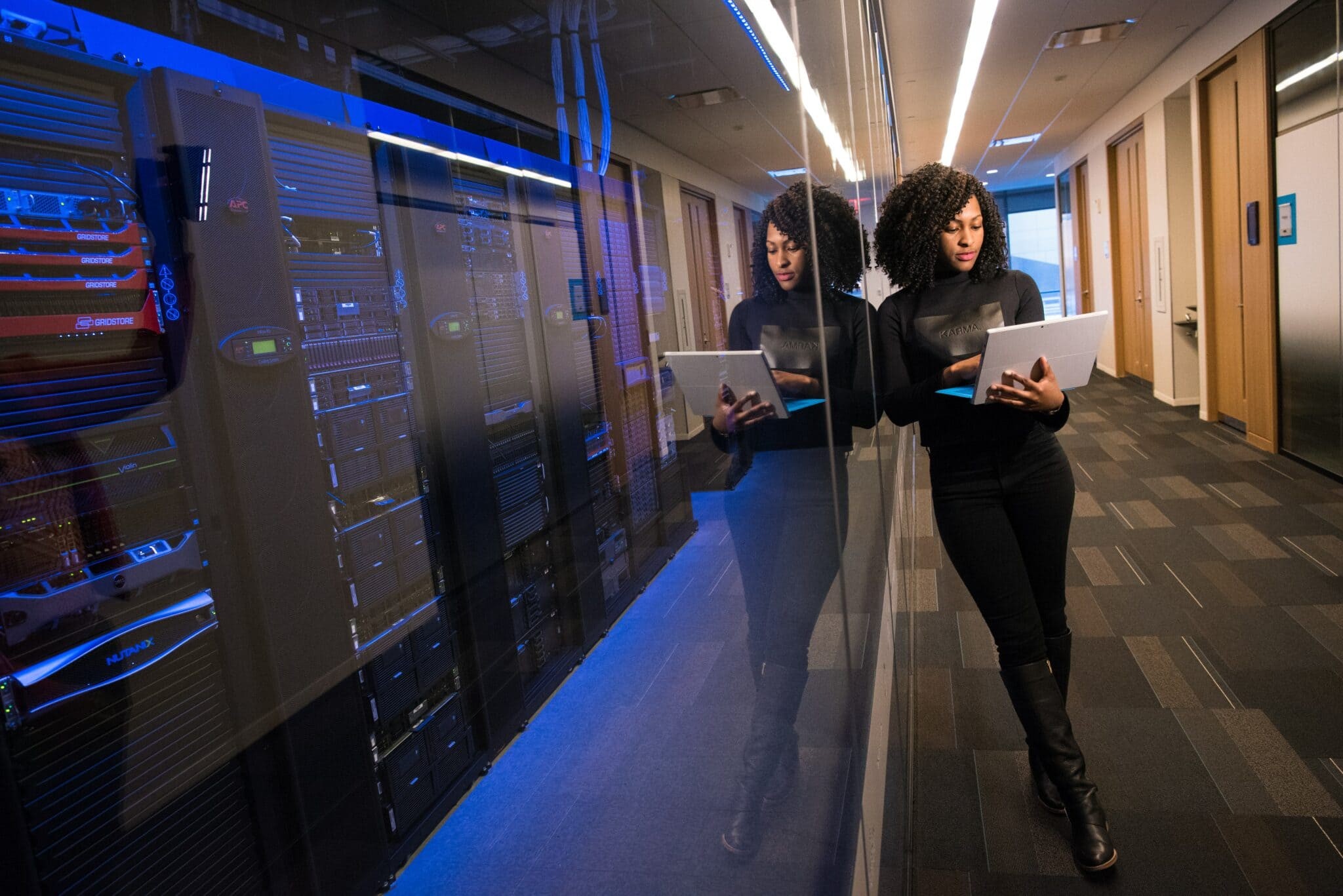 Studi Ini Sebut Pekerja Perempuan Kian Terancam di Tengah Euforia AI. (Foto: Unsplash)