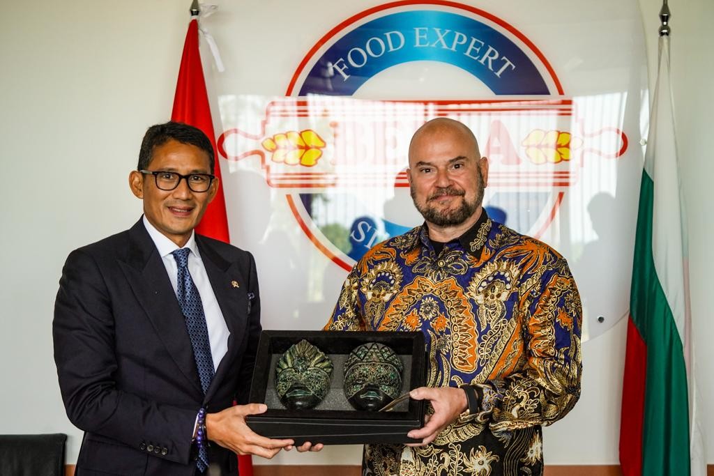 Rancak Bana, Sandiaga Uno Kunjungi Pabrik Rendang Produksi 30 Ton di Bulgaria. (Foto MNC Media)