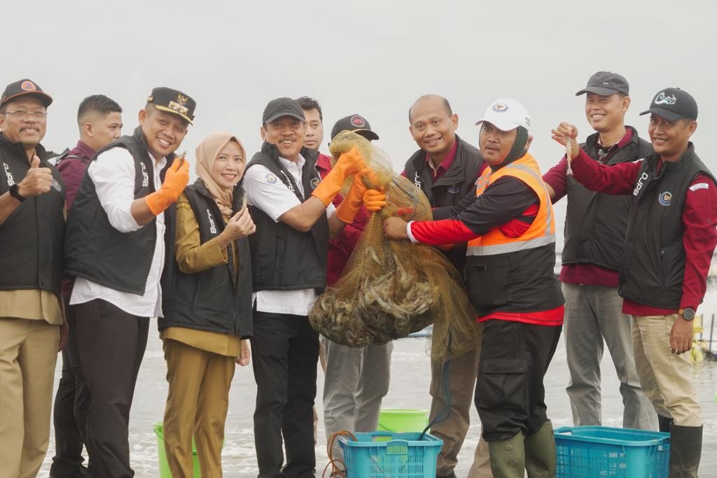 Menteri KKP Panen Udang Vaname Sebanyak 14 Ton di Kebumen. (Foto: Kementerian Kelautan dan Perikanan)