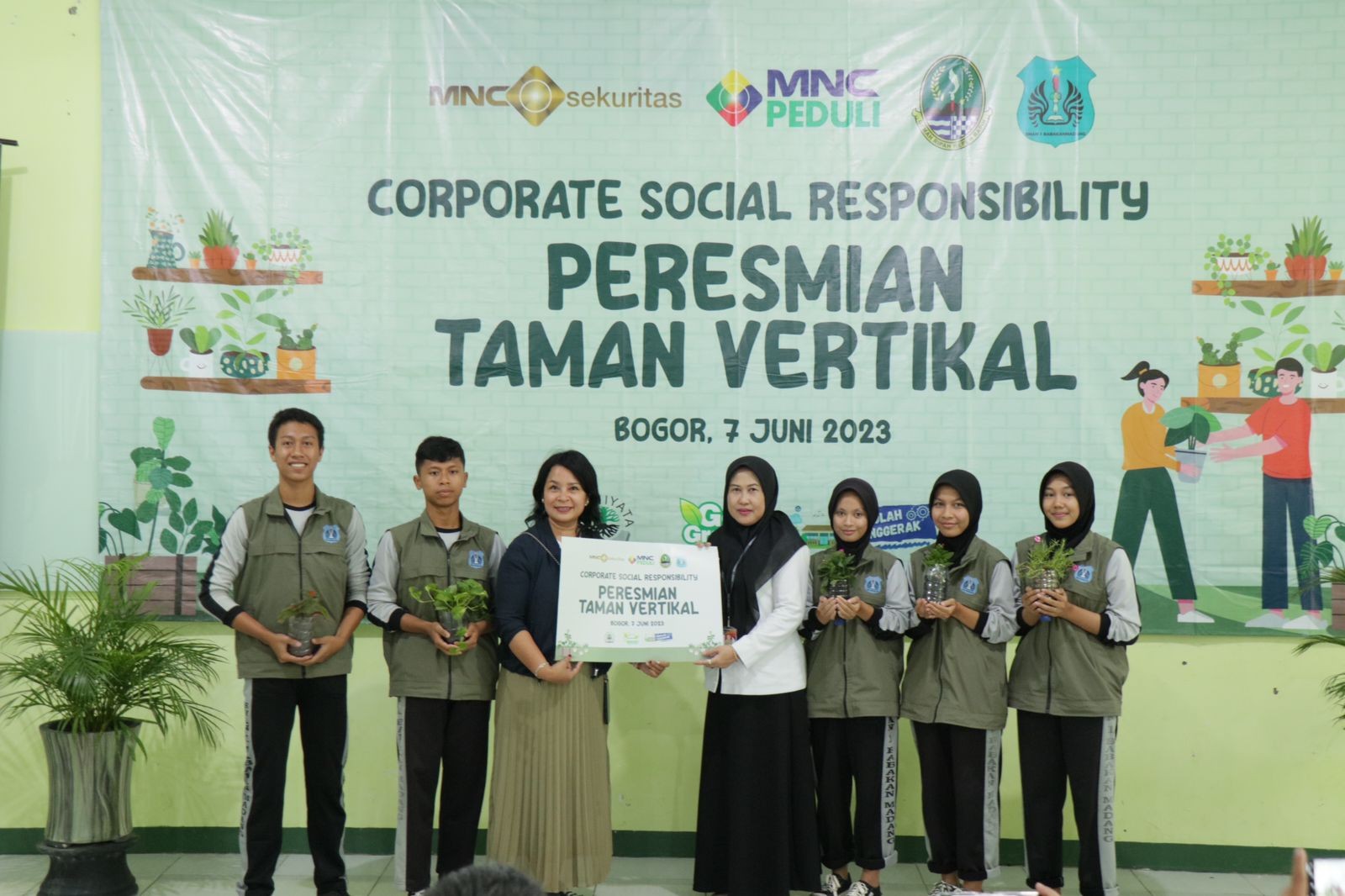 MNC Sekuritas & MNC Peduli Inisiasi Pembuatan Taman Vertikal di SMAN 1 Babakan Madang.  (Foto: MNC Media)