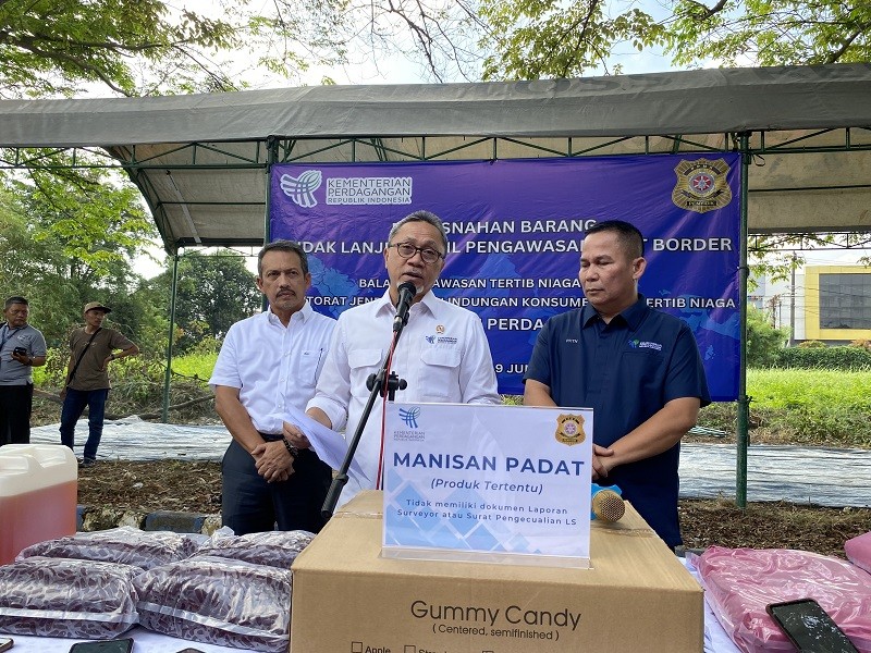 Mendag Musnahkan Teh hingga Parfum Impor Ilegal, Rugikan Negara Rp13,3 Miliar. (Foto: Advenia/MNC Media)