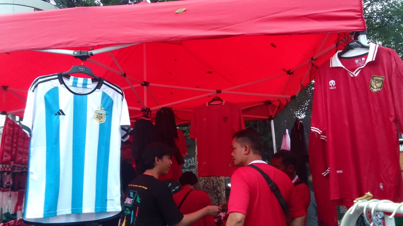 Laris Manis, Pedagang Jersey RI-Argentina Diserbu Penonton Laga di GBK. (Foto: MNC Media)