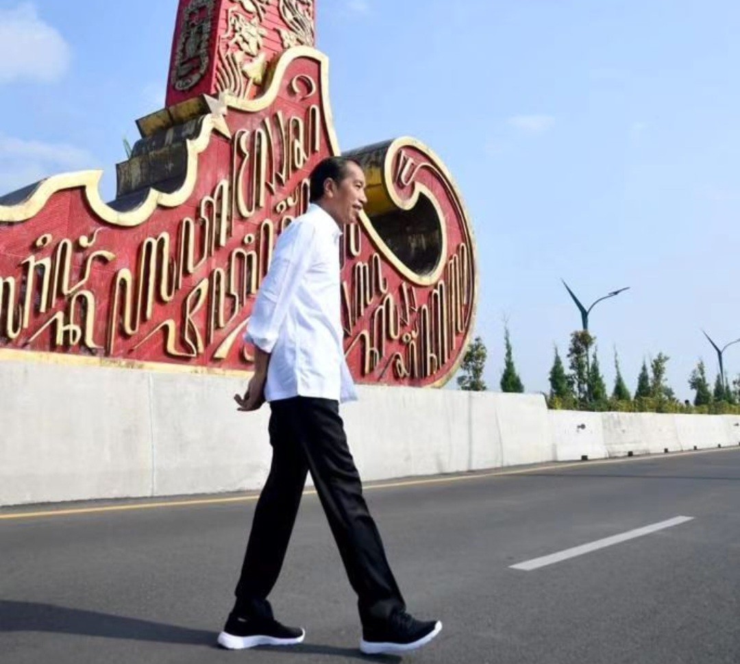 Lima Gaya Jokowi yang Ulang Tahun Hari ini, Sneaker Lokal Harga Merakyat (FOTO:Dok Instagram Jokowi)