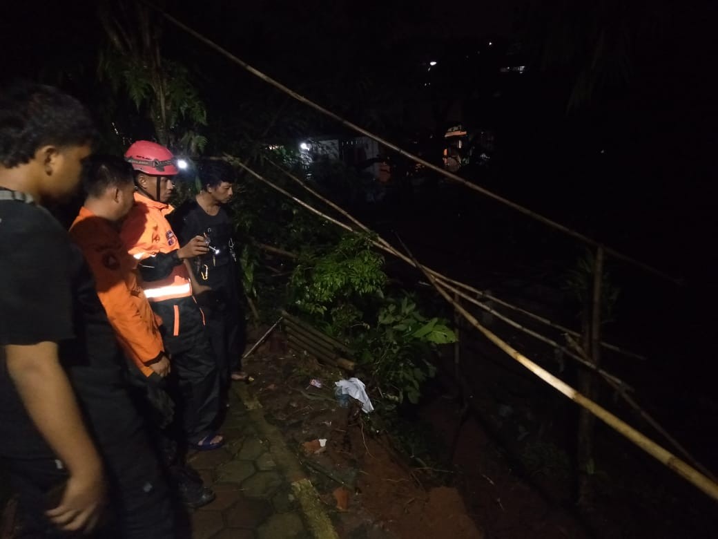Hujan Deras Guyur Kota Bogor, Sejumlah Titik Diterjang Longsor hingga Banjir Lintasan (Foto: MNC Media) 
