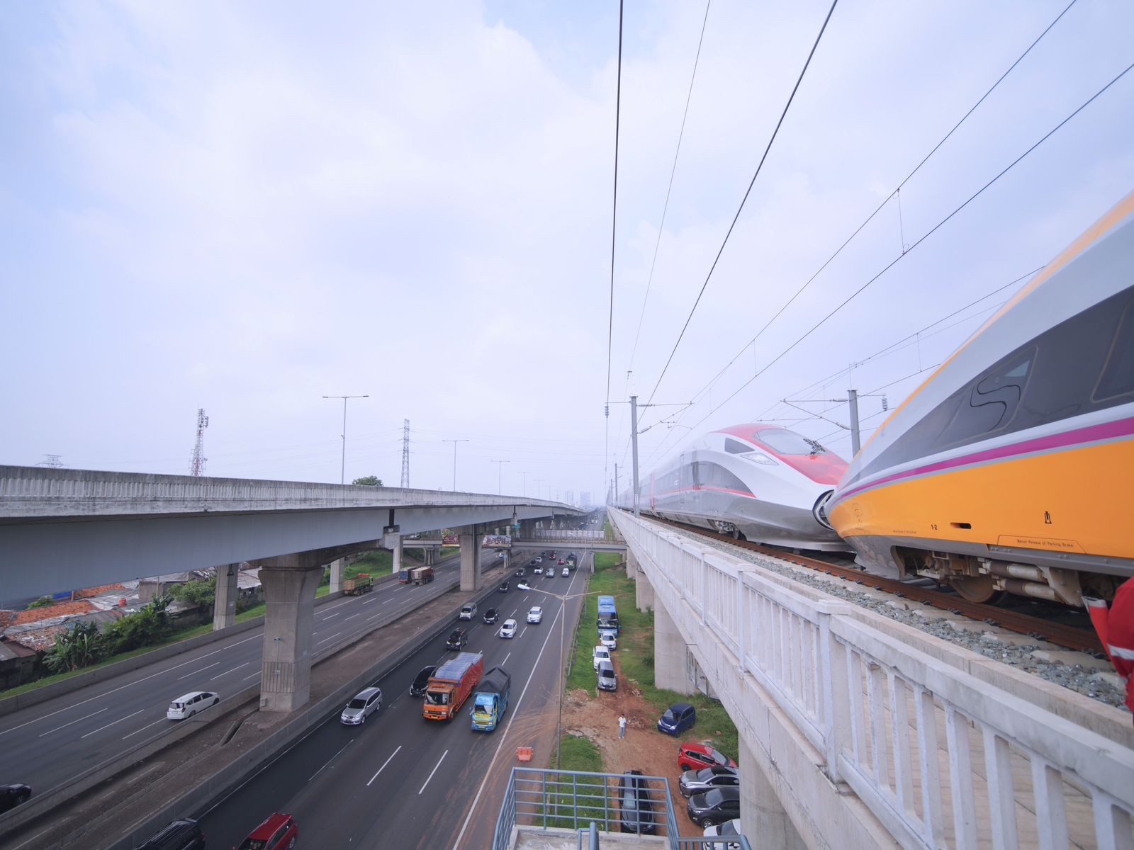 Masuk Fase Uji Coba, KCJB Gandengkan Kereta Inspeksi dan Penumpang. (Foto: MNC Media)