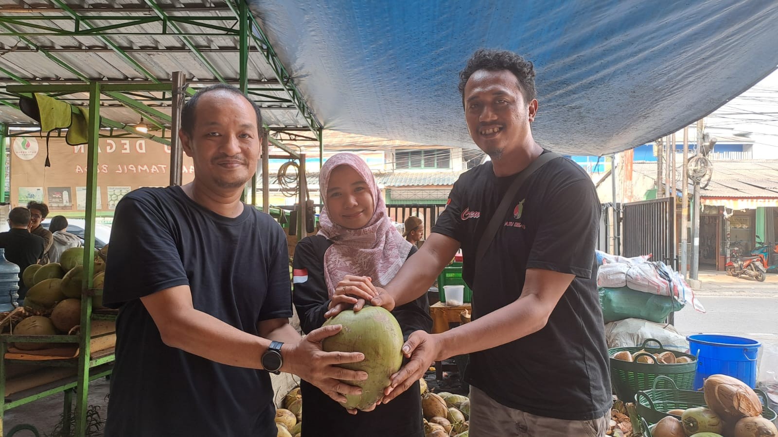 Jatuh Bangun Penjual Kelapa, Pernah Terjerat Pinjol hingga Rp100 Juta (FOTO:Dok Yulistyo Pratomo))