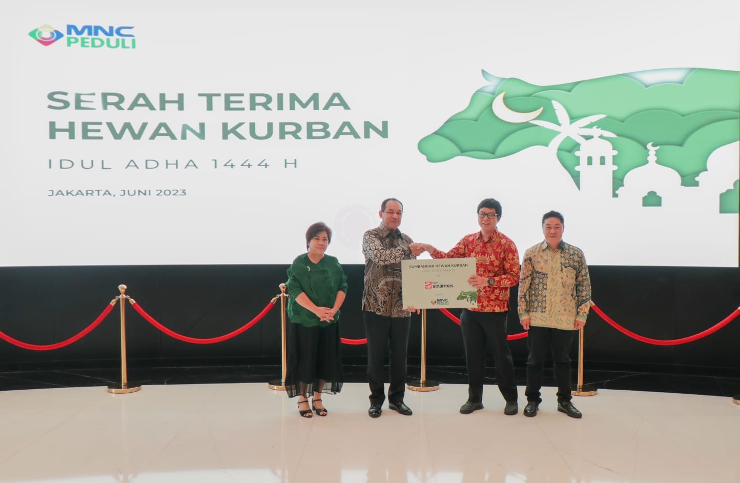 MNC Sekuritas Gandeng Bank Sinarmas Salurkan Hewan Kurban untuk Idul Adha (Foto: MNC Media)