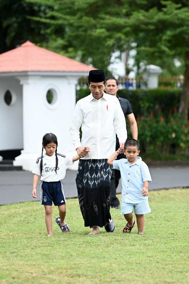 Lebaran Idul Adha Bareng Cucu, Jokowi Sapa dan Foto Warga di Yogya (Foto: BPMI Sekretariat Presiden)