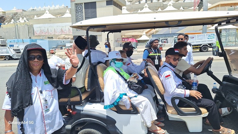 Hari Perdana Beroperasi, Mobil Golf Layani Jamaah Haji RI yang Tersesat di Mina (Foto Sucipto Chip MPI)