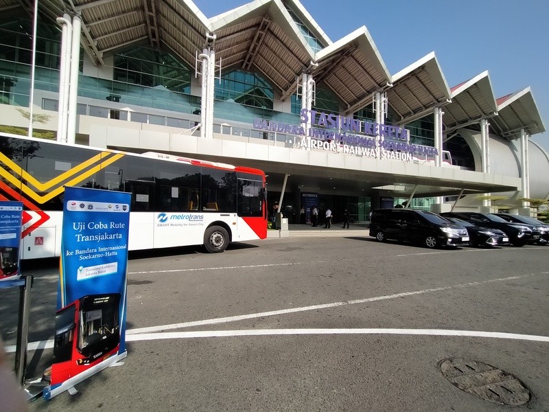 Transjakarta Rute Bandara Soekarno-Hatta Beroperasi Hari Ini. (Foto: Isty Maulidya)