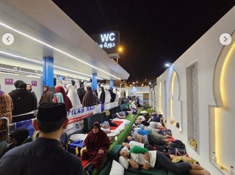Habiskan Rp700 Juta ke Tanah Suci, Puluhan Jamaah Haji Khusus Terpaksa Tidur di Depan Toilet (Foto: Instagram @Folkshitt)