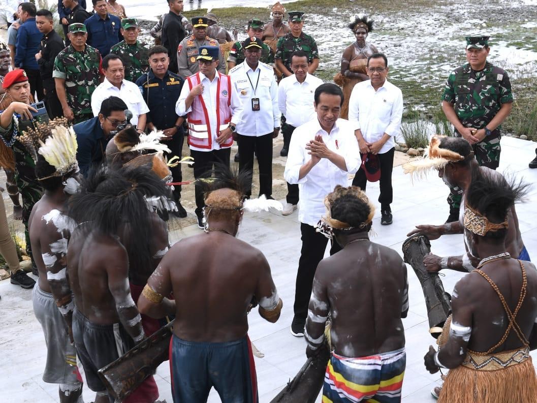 Jokowi Tekankan Pentingnya Konektivitas untuk Dongkrak Ekonomi usai Resmikan Bandara Ewer. (Foto: MNC Media)
