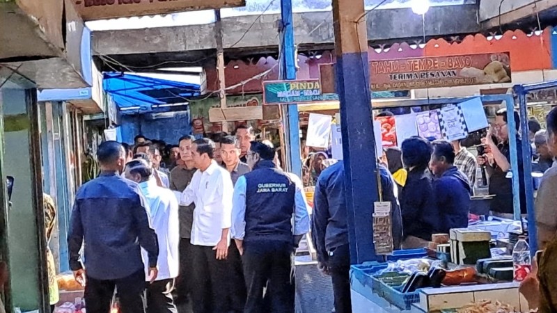 Presiden Jokowi mengecek harga daging ayam di Pasar Cihapit, Kota Bandung. (Agung Bakti Sarasa/MPI)