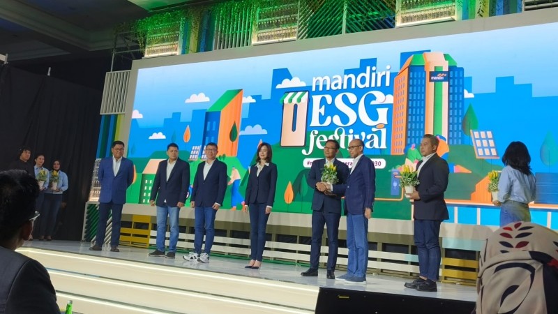 Bank Mandiri mengembangkan digital carbon tracking dan kartu plastik daur ulang untuk mencapai Net Zero Emissions (NZE) di 2060. Foto: Bank Mandiri