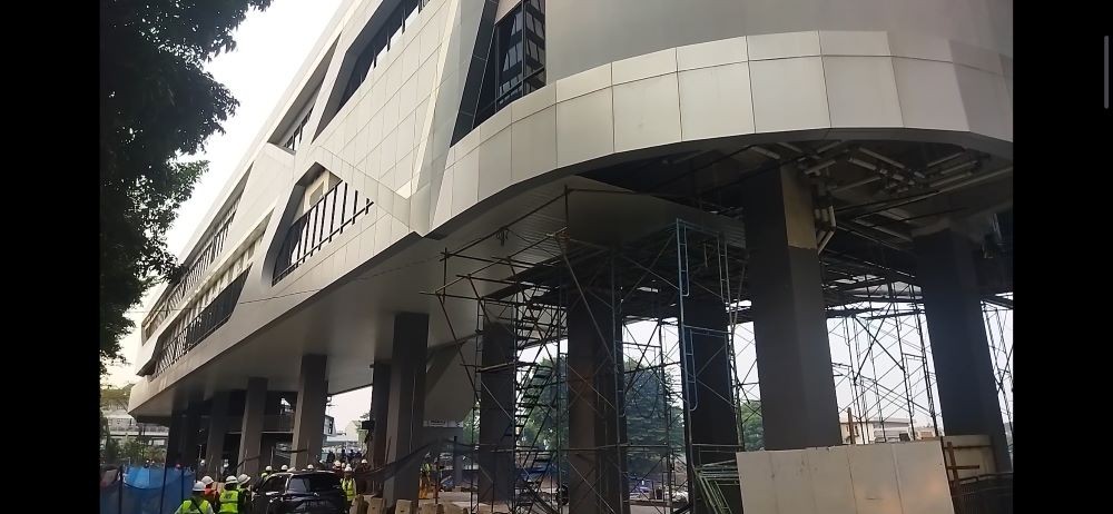 Jembatan Penyeberangan Multiguna Dukuh Atas Ditargetkan Rampung 31 Juli 2023. Foto: MNC Media.