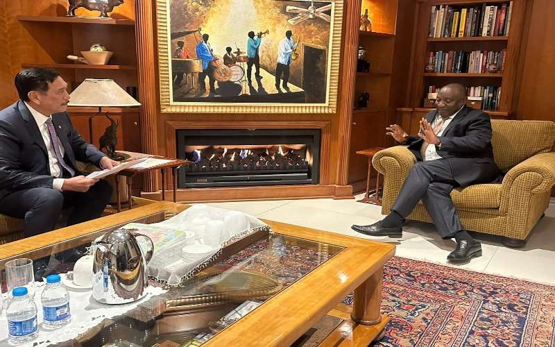 Luhut Binsar Pandjaitan bertemu Presiden Afrika Selatan Cyril Ramaphosa untuk jajaki impor 50 ribu ekor sapi dan 300 ribu ton kedelai. Foto: Kemenko Marves