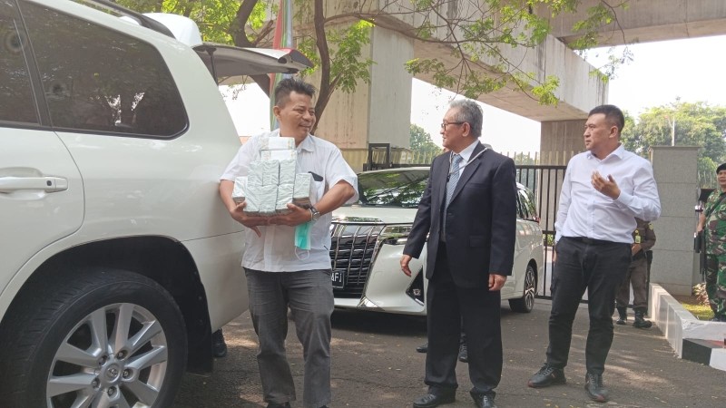 Tumpukan uang senilai USD 1,8 Juta saat hadir pemeriksaan oleh penyidik Jampidsus, Kejagung. Foto: Irfan Ma'ruf