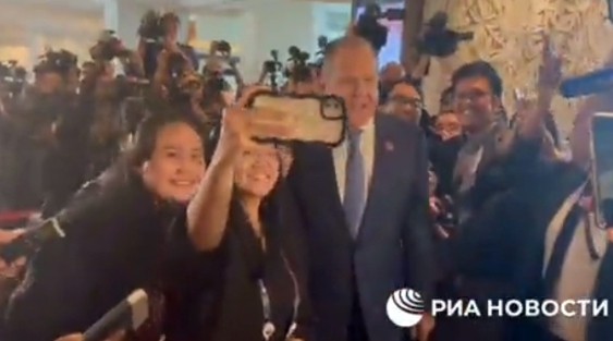 Hadiri Pertemuan ASEAN, Menlu Rusia Foto Bareng Wartawan. (Foto: Ria Novosti)
