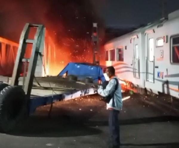 KAI Sebut Tak Ada Korban Jiwa dalam Tabrakan KA Brantas dengan Truk Tronton. (Foto: MNC Media)