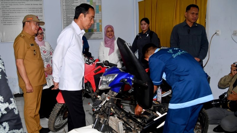 Presiden Jokowi meninjau SMK Negeri 2 Kabupaten Bengkulu Tengah. Foto: Setkab