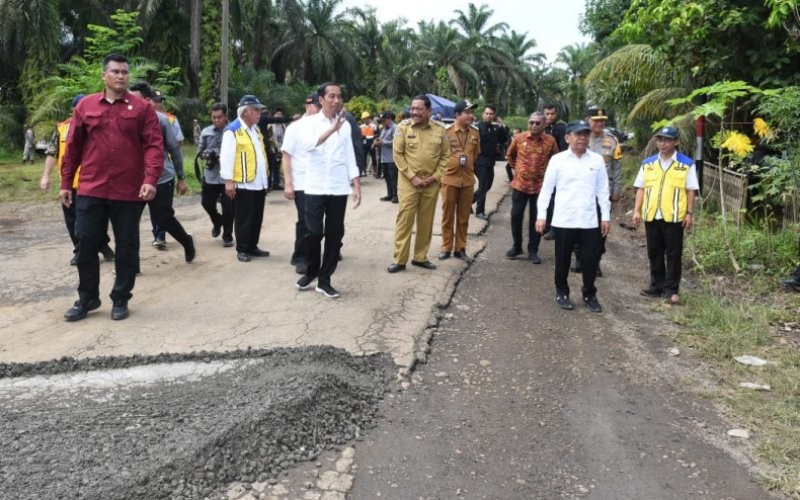Presiden Jokowi meninjau jalan nasional Jalan Inpres Jalur Kerkap-Tanjung Agung Pali, di Kabupaten Bengkulu Utara, Bengkulu.  (Setkab)