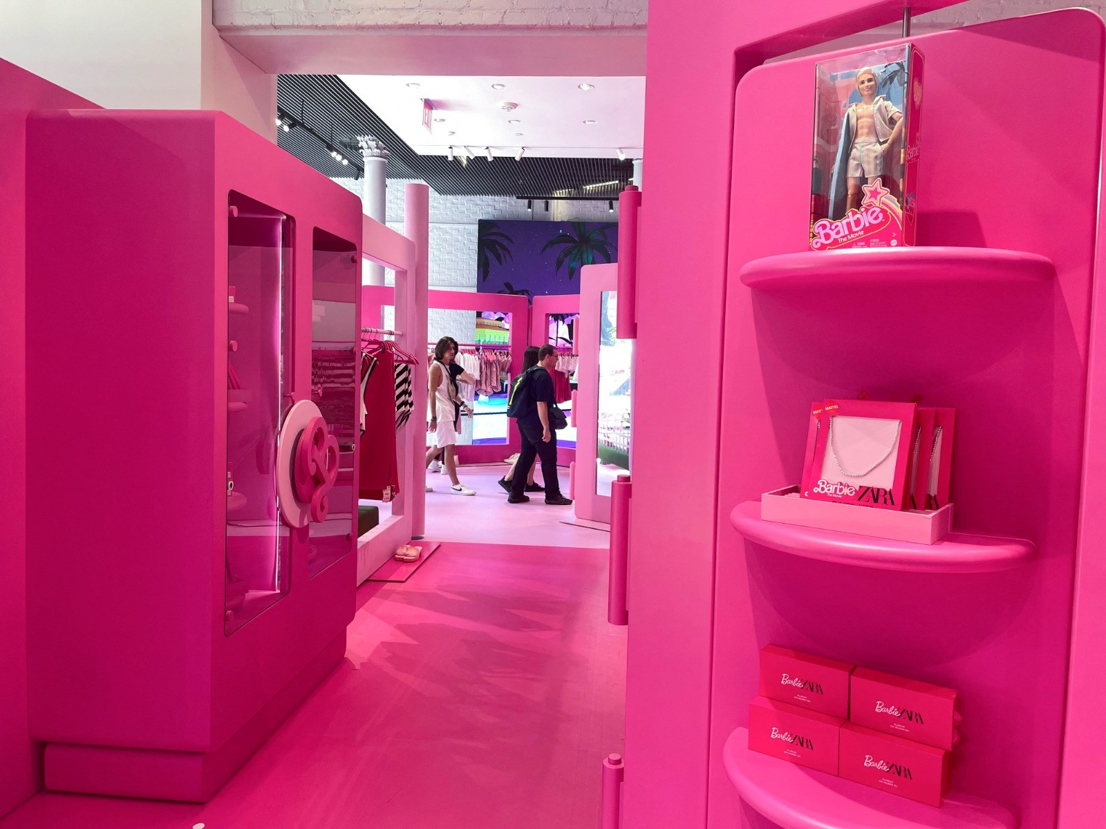 Perusahaan Ritel Dunia Manfaatkan Demam Film Barbie. (Foto: REUTERS/Arriana McLymore)