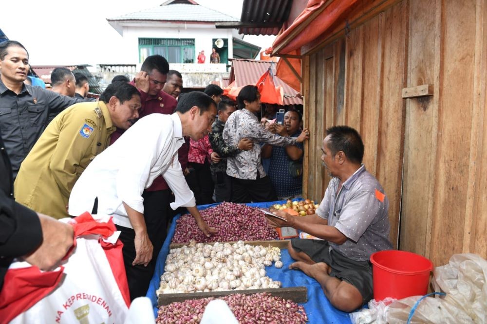 Tinjau Rencana Revitalisasi Pasar Purwodadi, Jokowi Targetkan Rampung Awal 2024. Foto: dok. Setpres.