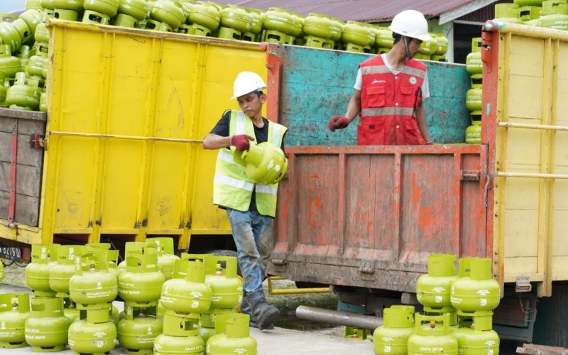 Pertamina Patra Niaga Sumbagsel berikan sanksi untuk 46 SPBU dan 68 agen LPG nakal.