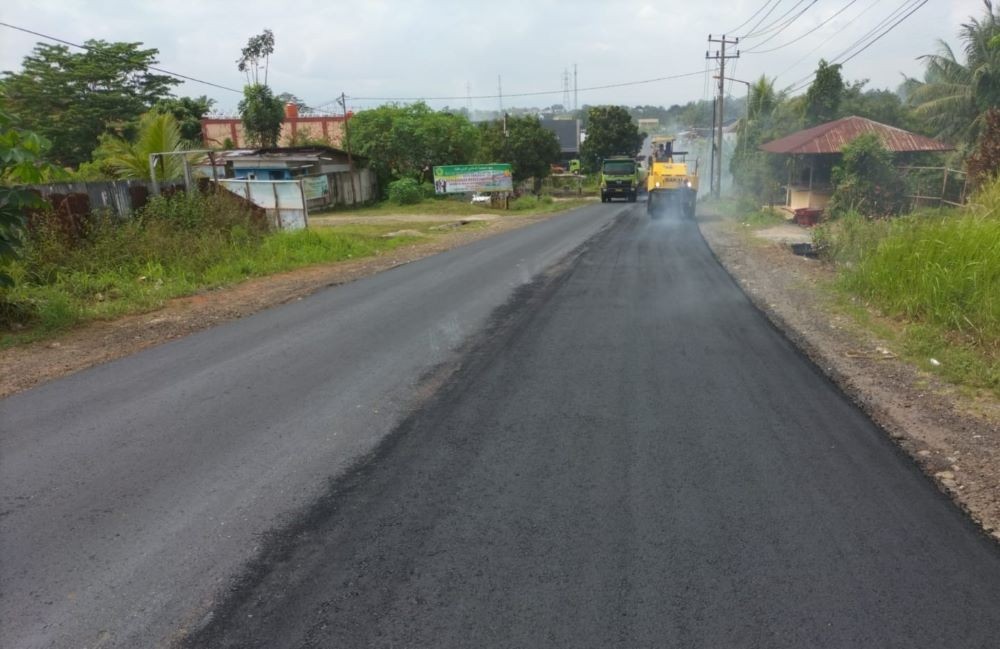 Kementerian PUPR Gunakan Aspal Dalam Negeri Tangani Perbaikan Jalan di Bengkulu. Foto: MNC Media.