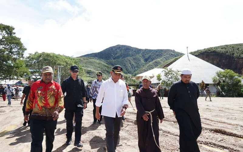 Menko PMK Muhadjir Effendy terjun langsung ke wilayah Papua Tengah. Tujuannya untuk memantau langsung penurunan kemiskinan ekstrem di wilayah itu.