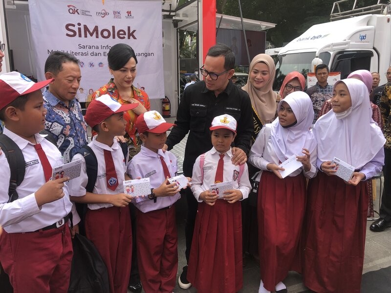 Wali Kota Bogor Bima Arya Sugiarto menanyakan jumlah tabungan anak SD di Bogor (Foto: Nur Ichsan Yuniarto/IDXChannel)