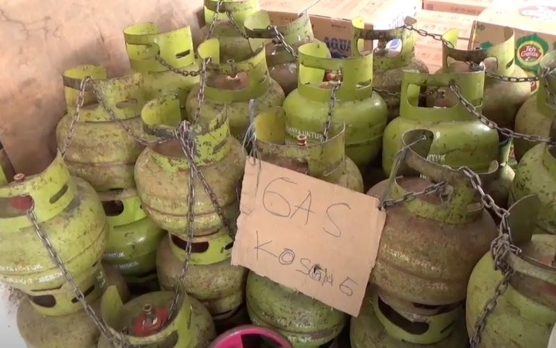Warga wajib menyetor kartu identitas seperti KK dan KTP saat membeli tabung gas 3 kg LPG di Bali.