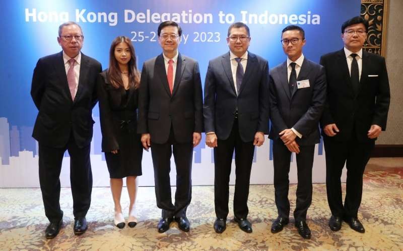 Executive Chairman MNC Group Hary Tanoesoedibjo bersama tim dari Media Asia Group Holding Limited, usai penandatanganan kerja sama antara MSIN dan Media Asia Gr