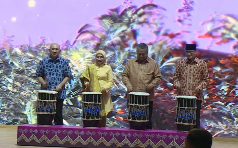 Karya Kreatif Indonesia (KKI) 2023 resmi dibuka. Pembukaan even tahunan Bank Indonesia (BI) ini dibuka dengan pemukulan alat musik tradisional tima (BI)