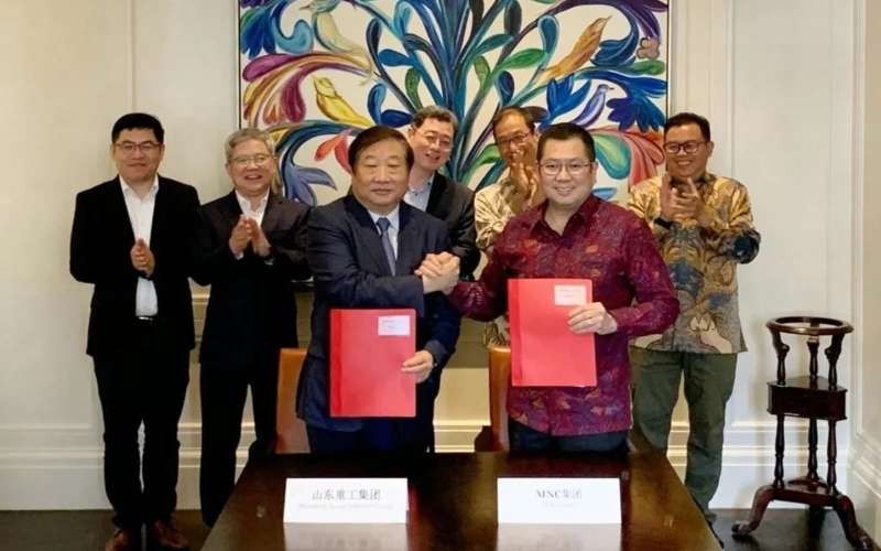 Executive Chairman MNC Group Hary Tanoesoedibjo melakukan MoU antara Weichai Group dan MNC Guna Usaha Indonesia di Raffles Hotel, Singapura. Foto: MNC Media