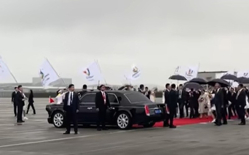 Spesifikasi Hongqi L5, mobil supermewah yang ditumpangi Jokowi di China. Foto: YouTube Sekretaris Presiden